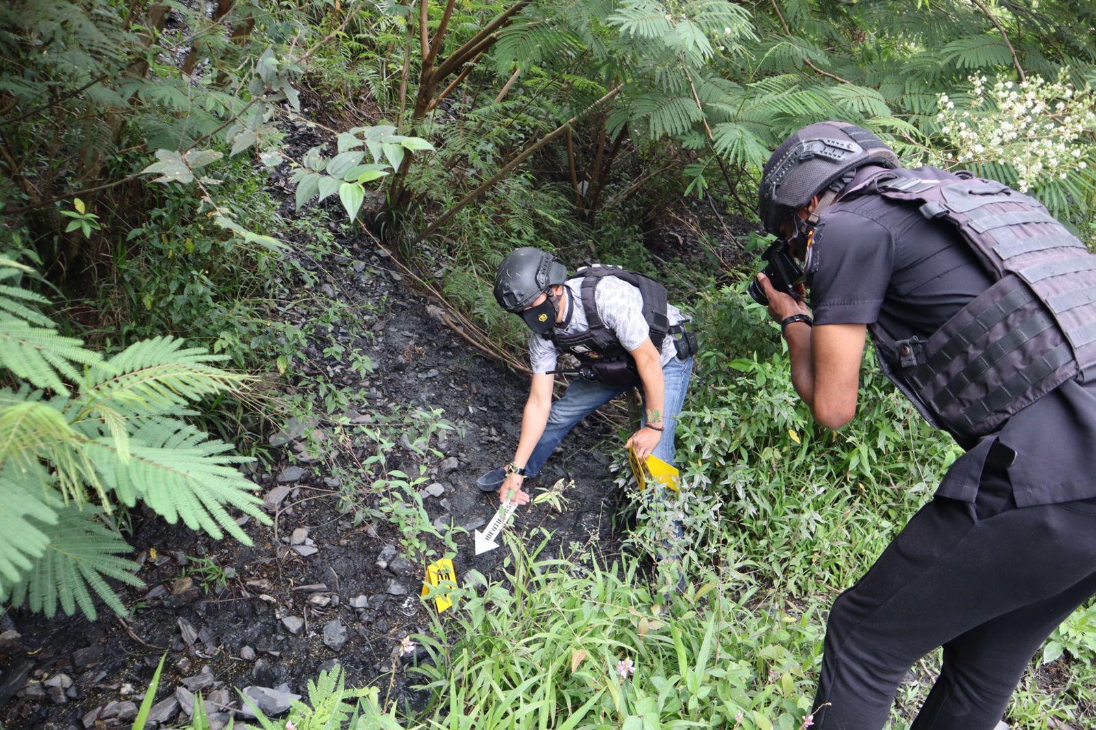 Polisi saat lakukan olah TKP