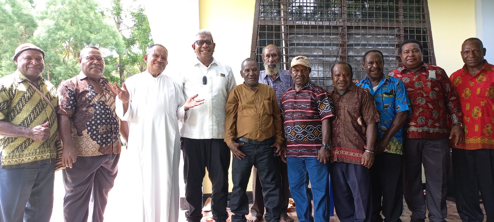 Wakil Bupati Mimika, Johannes Rettob foto bersama tokoh katolik di Kwamki Narama, Minggu (17/4).