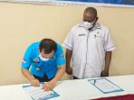 Kepala BNN Kabupaten Jayapura, Arianto dan Kepala Diskominfa saat tandatangani MoU