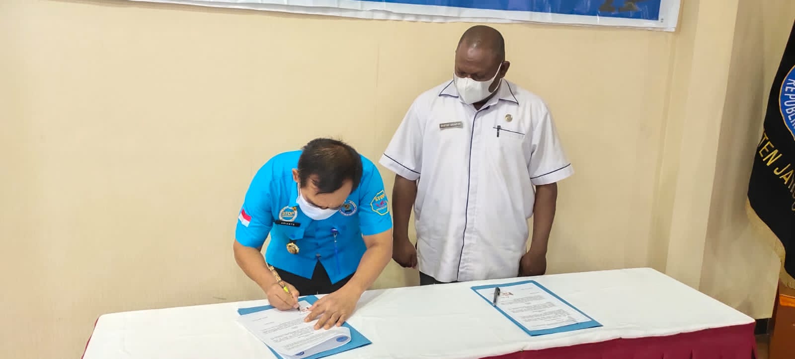 Kepala BNN Kabupaten Jayapura, Arianto dan Kepala Diskominfa saat tandatangani MoU