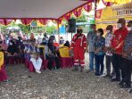 Ketua Malaria Center Mimika Buka Kegiatan Baksos di RT 10 Distrik Wania, Bagi Kelambu dan Bantu Sajadah