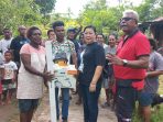Bantuan Pribadi, Ibu Suzy Rettob Serahkan Mesin Potong Rumput di Kampung Mimika
