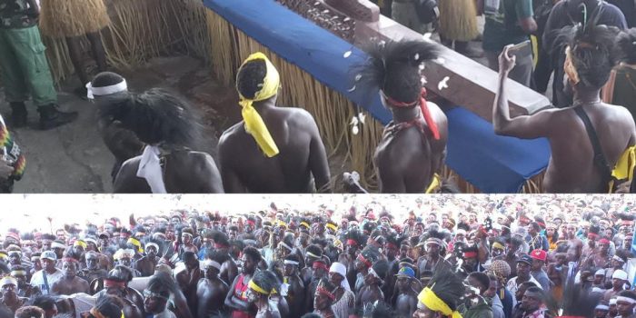 Ribuan Warga Mimika Wee Bersama Anak Cucu Perintis Antar Salib Berukuran Raksasa ke Atapo, Ritual Pra Misa Rekonsiliasi