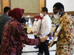 Menteri Sosial Tri Rismaharini memberikan penghargaan kepada sejumlah staf yang selamat dari terjangan ombak laut di Perairan Papua. Penyerahan penghargaan berlangsung di Gedung Kemensos RI Jakarta, Senin (25/4/2022)