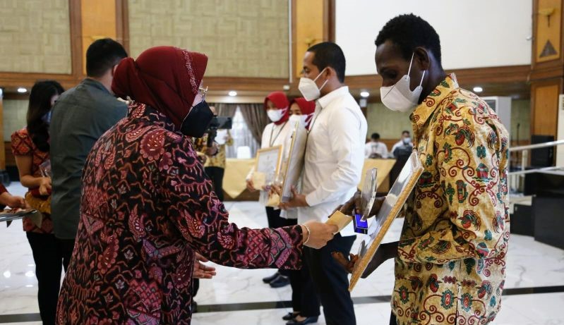 Menteri Sosial Tri Rismaharini memberikan penghargaan kepada sejumlah staf yang selamat dari terjangan ombak laut di Perairan Papua. Penyerahan penghargaan berlangsung di Gedung Kemensos RI Jakarta, Senin (25/4/2022)