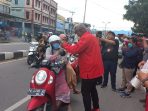 PDIP Mimika Bagi 750 Paket Takjil, John Thie: Bentuk Toleransi Antar Umat Beragama