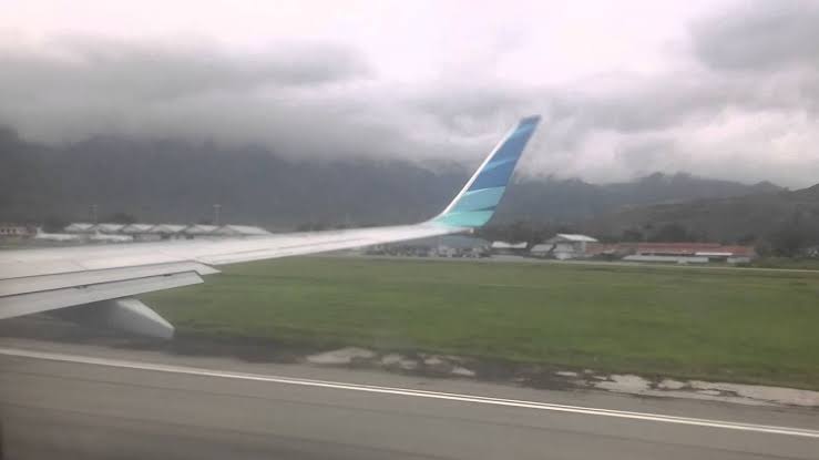 Pesawat Garuda saat mendarat di Bandara Sentani Jayapura