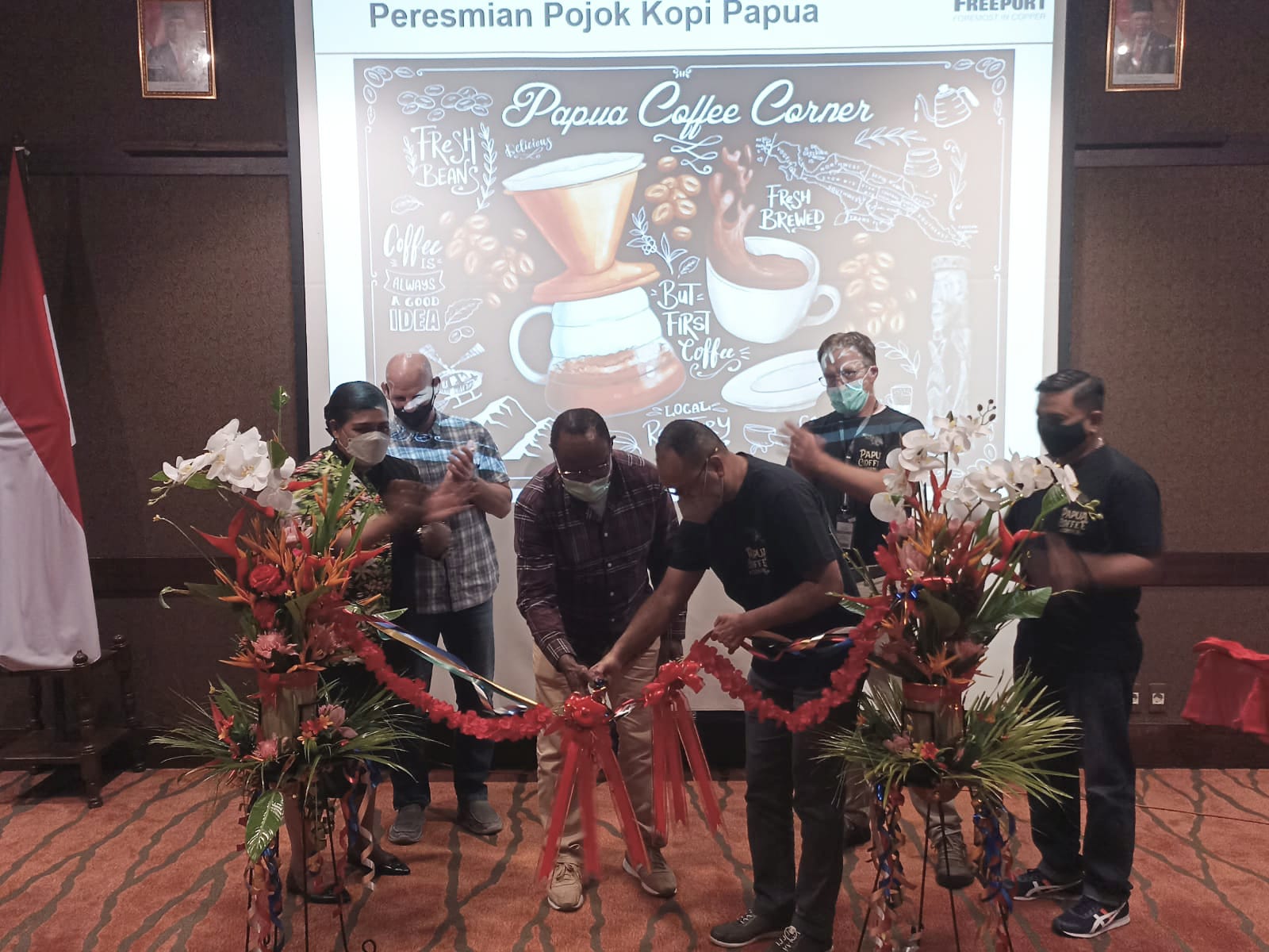 Pengguntingan pita menandai peresmian Pojok Kopi Papua, Papua Coffee Corner di Rimba Papua Hotel.