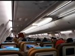 Ilustrasi suasana dalam kabin pesawat Garuda.