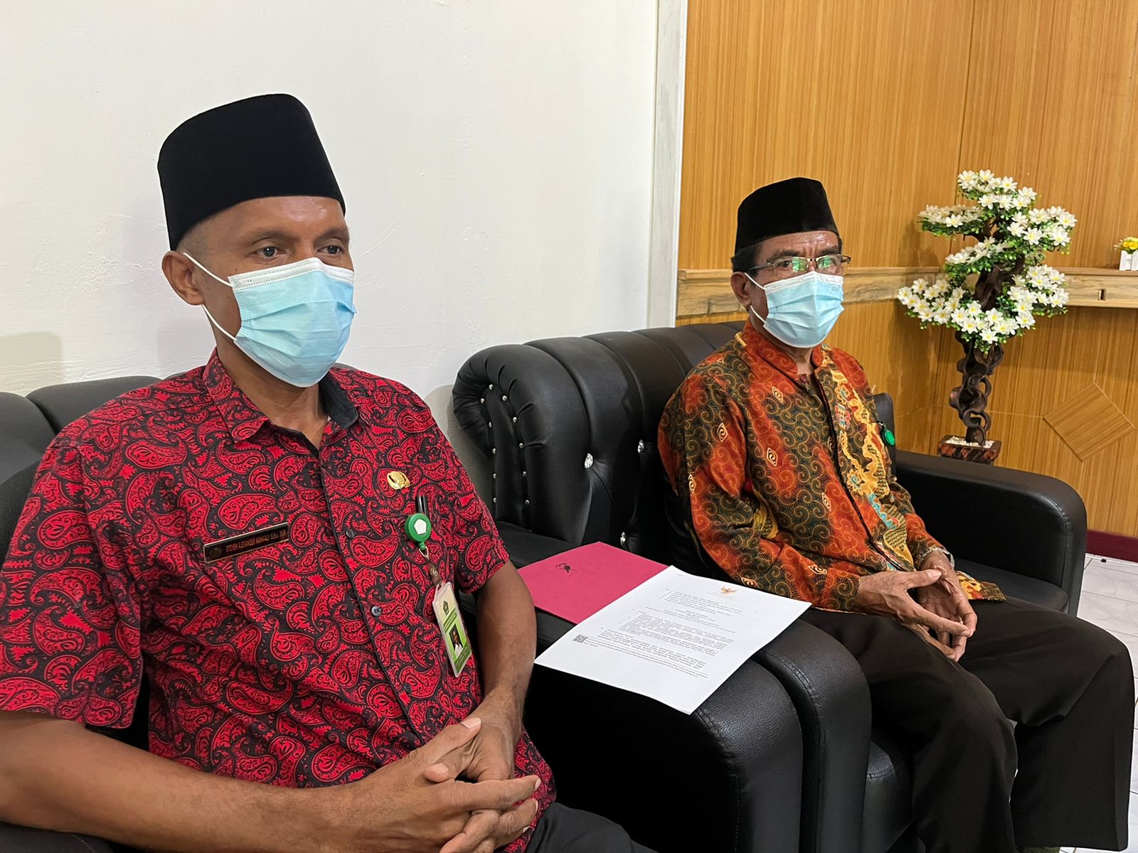 Kepala Kantor Kementerian Agama Kabupaten Jayapura saat melakukan pengecekan data