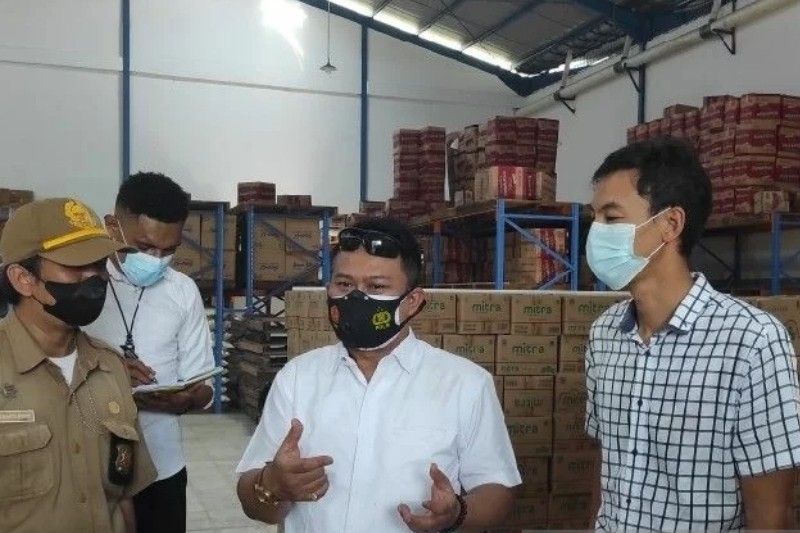 Satgas Pangan Papua yang dipimpin Kepala Satgas Pangan Papua Kombes Rico Taruna saat mengecek ketersediaan minyak goreng disalah satu distributor di Jayapura.