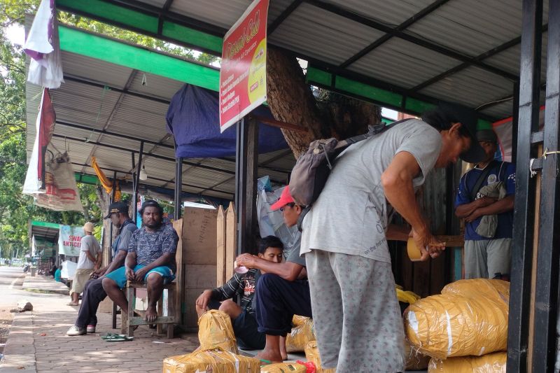 Tampak calon penumpang di terminal pelabuhan laut Manokwari.