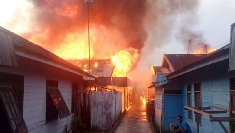 Kebakaran menimpa di kawasan padat penduduk di Desa Pulau Mambulau, Kecamatan Bataguh, Kabupaten Kapuas, Kalteng, Senin (4/4/2022).