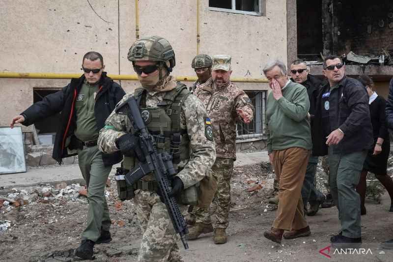 Sekjen PBB Antonio Guterres (ketiga kanan) mengunjungi kota Irpin, saat serangan Rusia ke Ukraina masih berlanjut, di luar Kyiv, Ukraina, Kamis (28/4/2022)