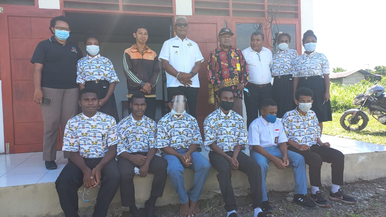 Wabup John Rettob foto bersama pendiri Ignatius Adii guru dan para siswa