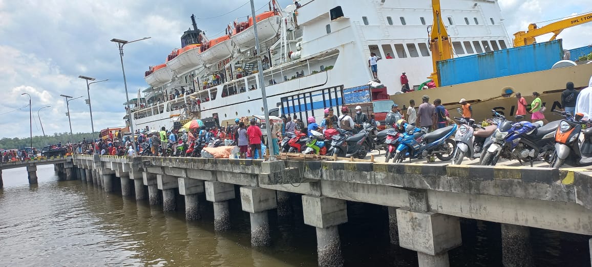 KM Sirimau sandar di Pelabuhan Pomako, Rabu (6/4/22).