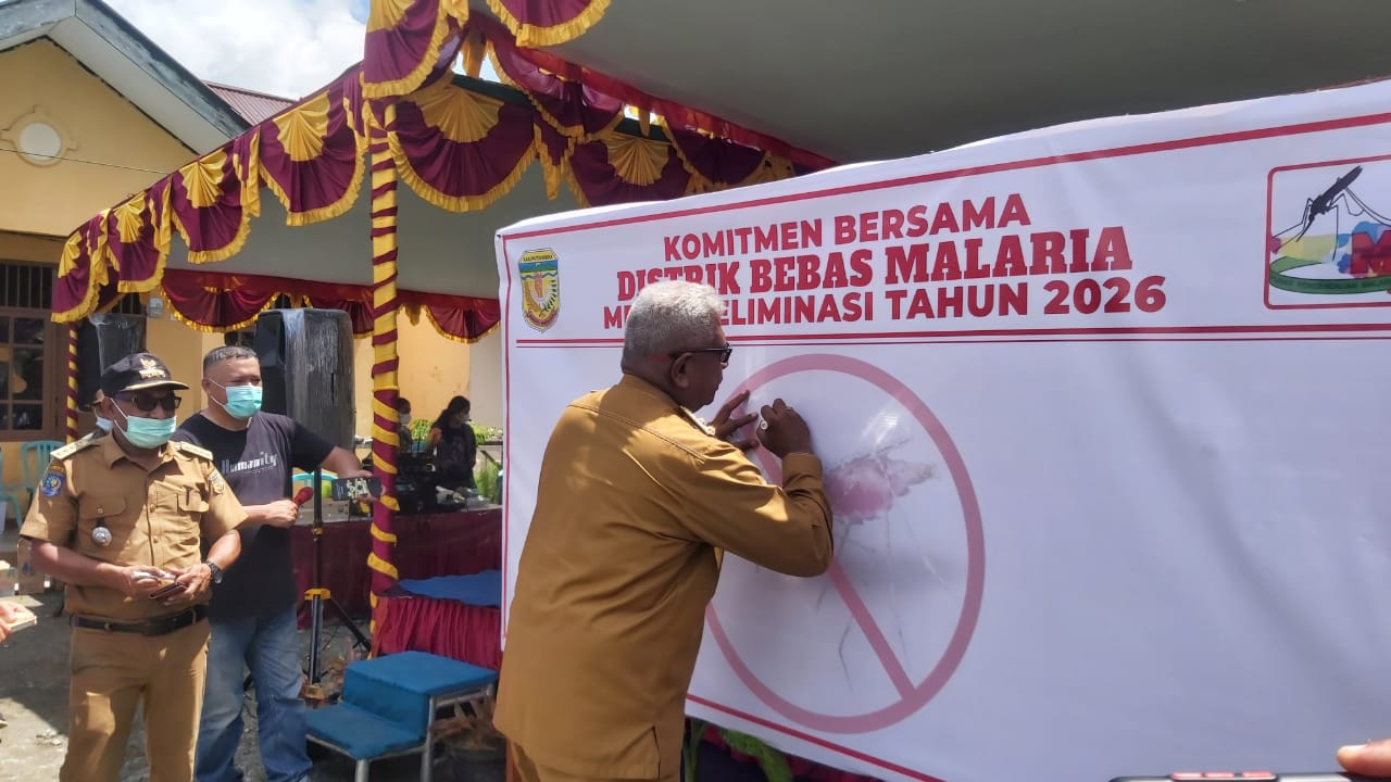 Wabup John Rettob menandatangani komitmen bersama Mimika bebas malaria.