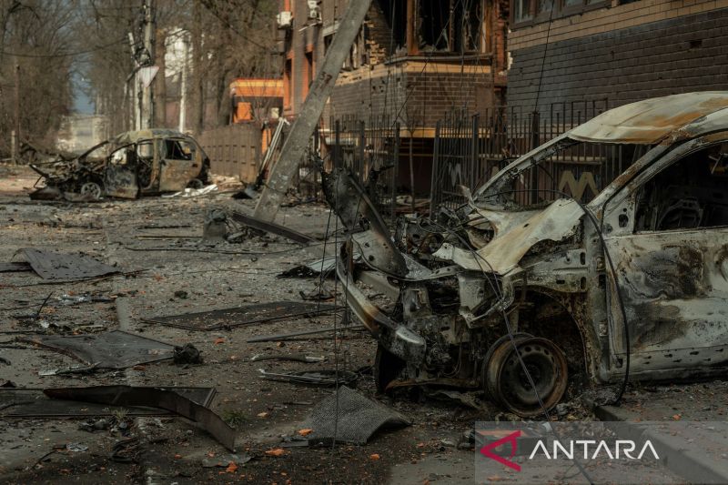 Pemandangan menunjukkan daerah perumahan yang rusak akibat penembakan saat serangan Rusia di Ukraina berlanjut, di kota Irpin, di wilayah Kyiv, Ukraina, Selasa (29/3/2022)