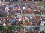 Massa menggelar bakar batu di Jalan Baru Timika Papua