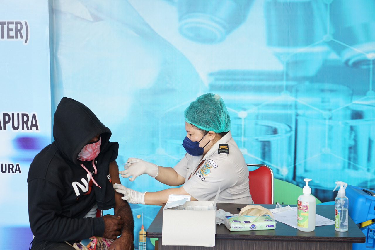 Petugas kesehatan pelabuhan saat melakukan vaksin sama penumpang di Bandara Sentani