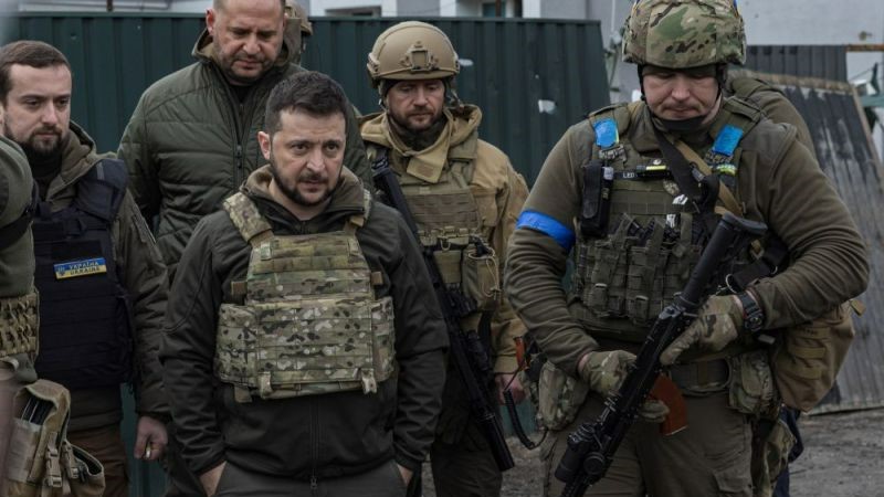 Presiden Ukraina Volodymyr Zelenskiy terlihat dikelilingi oleh prajurit Ukraina, di tengah invasi Rusia ke Ukraina, di Bucha, di luar Kiev, Ukraina, 4 April 2022.