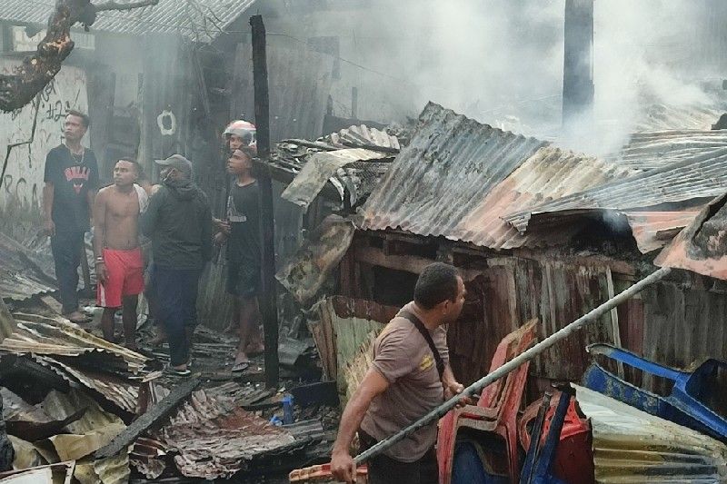 Kebakaran di kawasan Argapura, Jayapura, Minggu (1/5/2022) dini hari menyebabkan enam rumah ludes terbakar