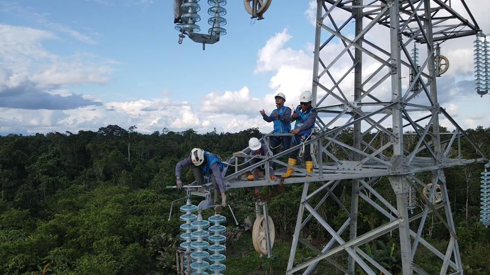 Petugas PLN saat mendirikan Saluran Udara Tegangan Tinggi (SUTT) 150 kilovolt (kV)
