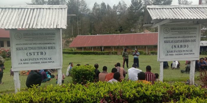 Ratusan Mahasiswa Sekolah Ilmu Agama di Kabupaten Puncak Deklarasikan Sinak Kota Damai