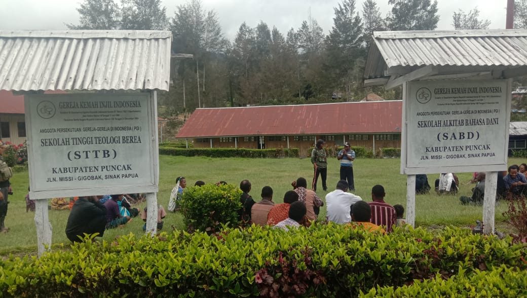 Para mahasiswa di Kota Sinak, Puncak saat menggelar aksi damai.