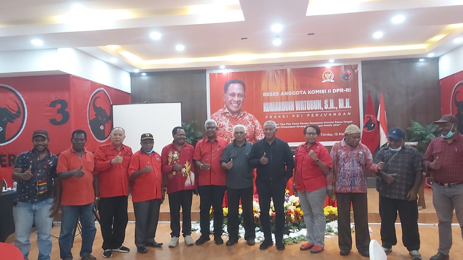 Anggota Komisi II DPR RI, Komarudin Fatubun foto bersama unsur pimpinan PDI Perjuangan Kabupaten Mimika.