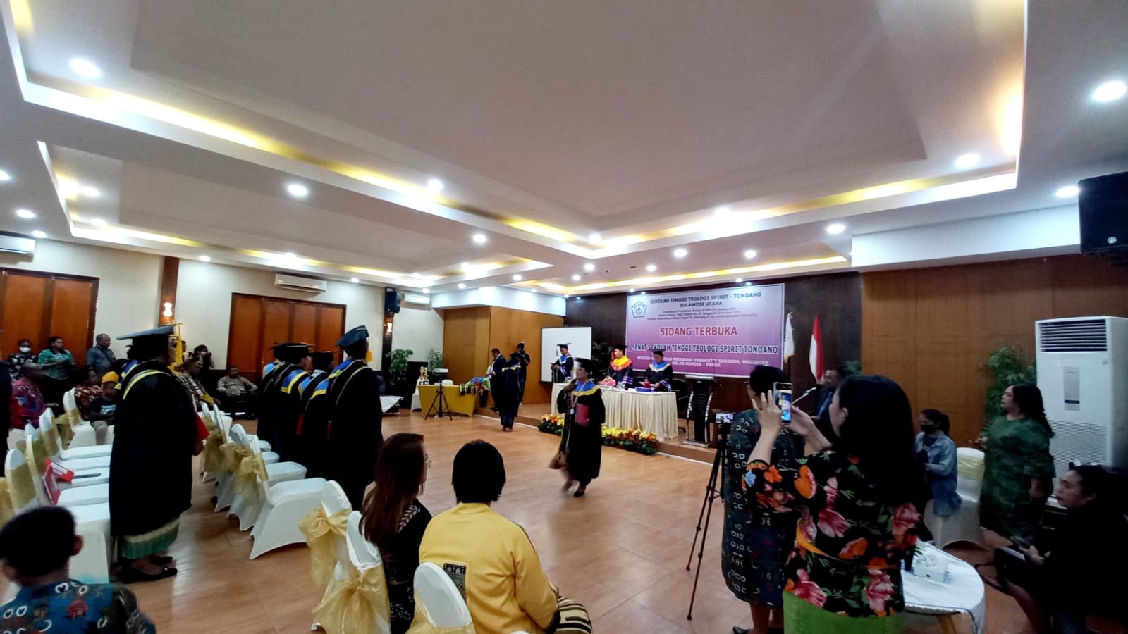 Prosesi wisuda 28 Mahasiswa STT Spirit Tondano Kelas Timika.