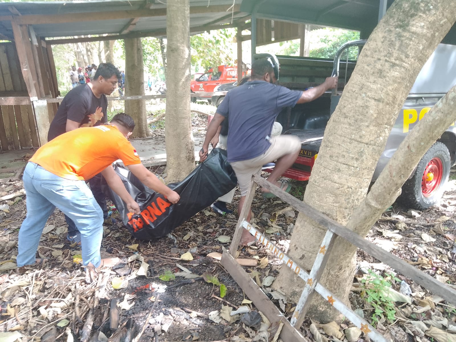 Polisi saat mengevakuasi jenazah