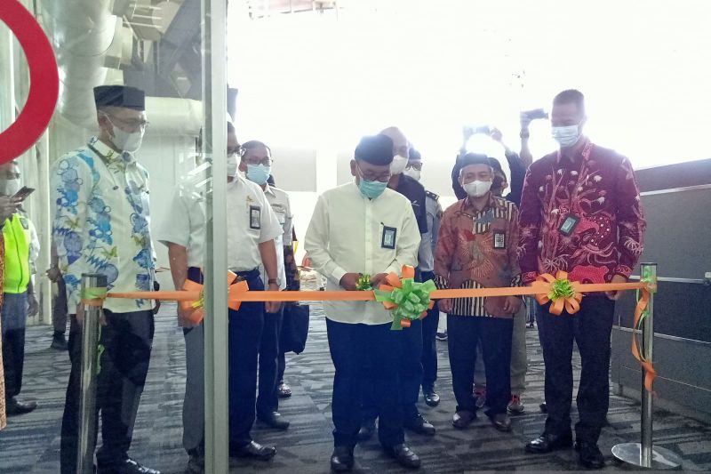 Suasana peresmian pembukaan kembali rute penerbangan Maskapai Garuda Indonesia dari Makassar - Madina (PP) yang digelar di Bandara Internasional Sultan Hasanuddin, Makassar, Selasa (3/5/2022).