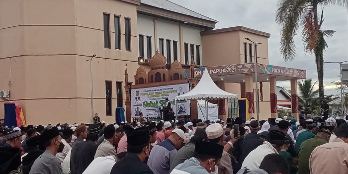 Sholat Ied Perdana Usai Masa Pandemi, Ribuan Umat Islam Mimika Penuhi Pelataran Eme Neme Yauware