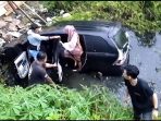 Pulang Silaturahmi, Mobil Berpenumpang 6 Orang Terjun Bebas di Parit Jalan Belakang Petrosea Tembus Hasanuddin