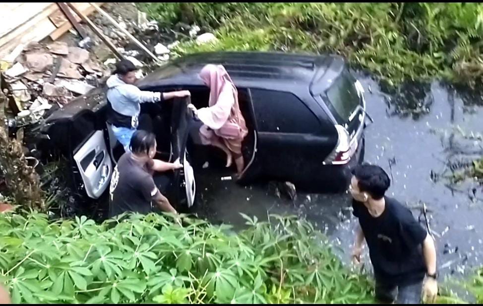 Mobil terjerembab dalam parit.
