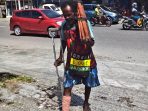Berjalan Tertatih-tatih Berjualan Gagang Kapak dan Sekop, Piter – Gambaran Suramnya Kehidupan Warga Asli Mimika