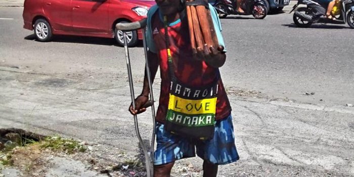 Berjalan Tertatih-tatih Berjualan Gagang Kapak dan Sekop, Piter – Gambaran Suramnya Kehidupan Warga Asli Mimika