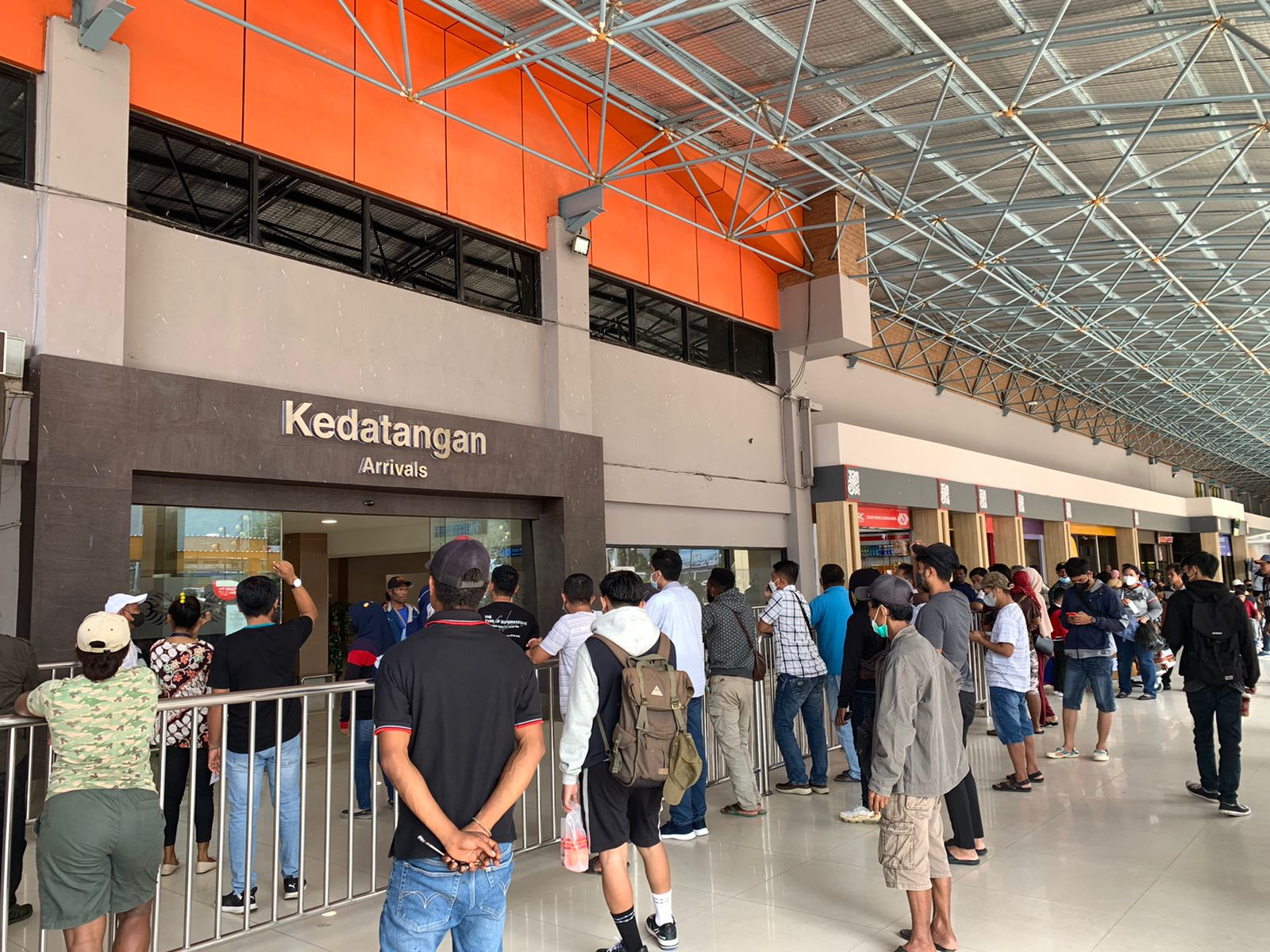 Sejumlah penumpang yang tiba di Bandara Sentani