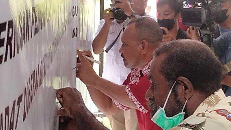 Masyarakat adat bersama kepala suku asli Papua di wilayah Papua Barat mendukung implementasi Otsus dan pembentukan DOB dalam deklarasi bersama di sekretariat suku besar Doreri di kabupaten Manokwari, Papua Barat, Rabu (9/3/2022)