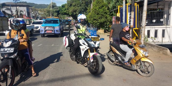 Tim Pemburu Satlantas Polres Jayapura Amankan 100 Pengendara Motor Tak Gunakan Helm