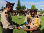Dua Anggota Polri Bhabinkamtibmas Terima Reward Dari Kapolres Jayapura