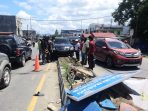 Mobil Pelat Merah Hantam Pembatas Jalan di Sentani, Sopir Diduga Dipengaruhi Miras