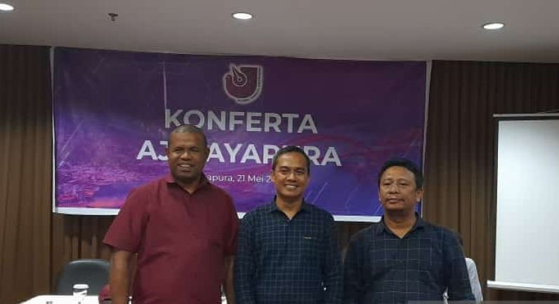 Perwakilan dari AJI Nasional Bidang Organisasi Yoso Muliawan (tengah) foto bersama Lucky Ireeuw (kiri) dan Anang Budiono