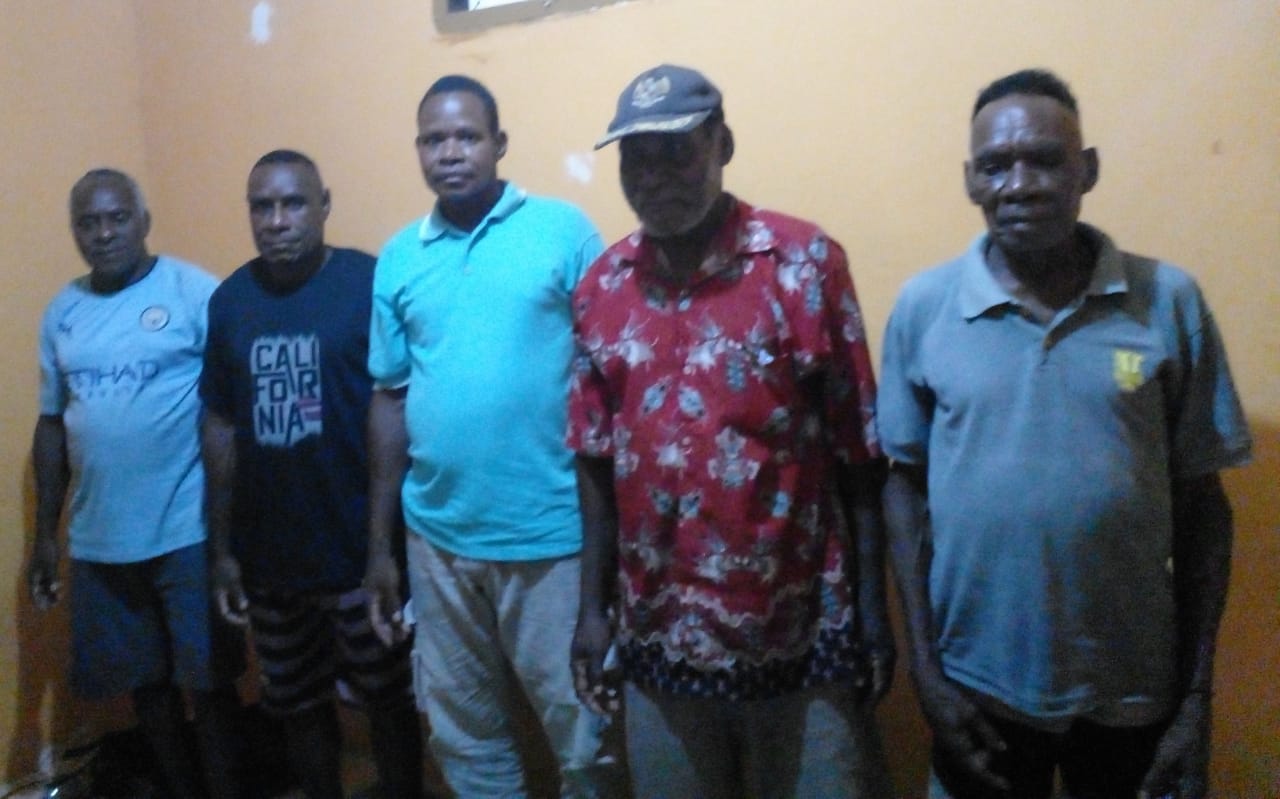 Kepala kampung Bulumen Tomas Jimuta bersama aparat kampung