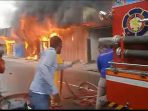 Breakingnews: Sedot BBM dari Mobil, Api Membakar Kendaraan, Rumah dan Kos Milik Haji Anwar di Jalan Busiri Timika