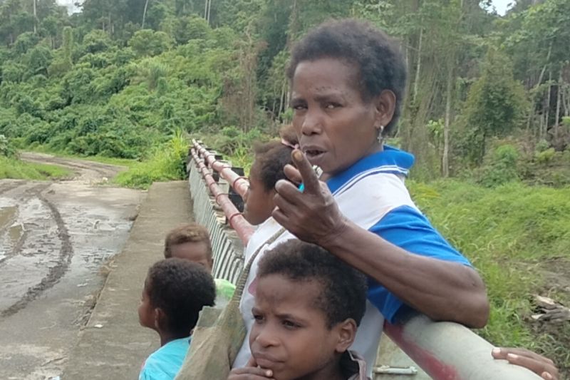 Anak-anak di wilayah Kaprus Gunung, Kecamatan Tahota, kabupaten Manokwari Selatan, Papua Barat putus sekolah karena ikut orang tua berpindah tempat tinggal di jalur Trans Papua Barat.