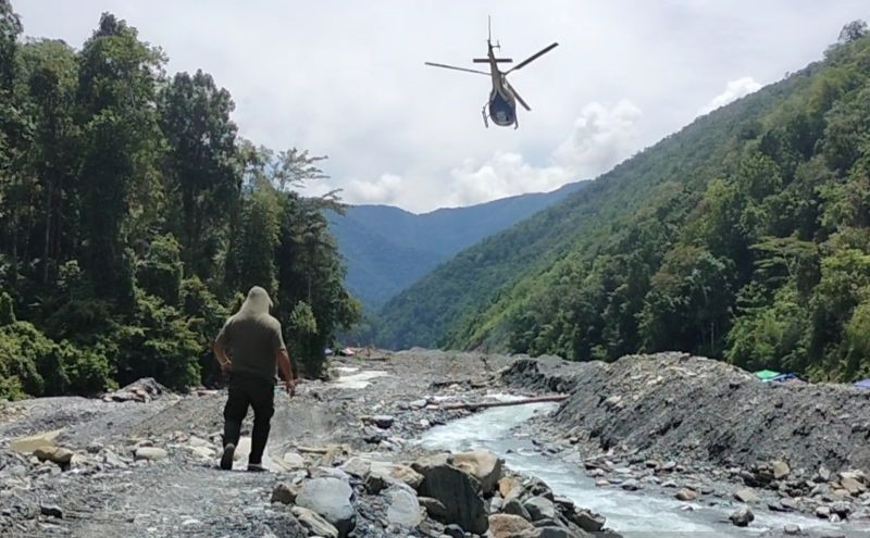 Salah satu helikopter pengangkut logistik ke lokasi penambangan emas ilegal di kampung Wasirawi Distrik Masni kabupaten Manokwari Papua Barat