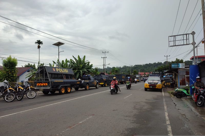 Kendaraan patroli milik Polres Manokwari dan Polda Papua disiagakan di salah satu ruas jalan utama di Kota Manokwari, Kamis (12/5/2022).