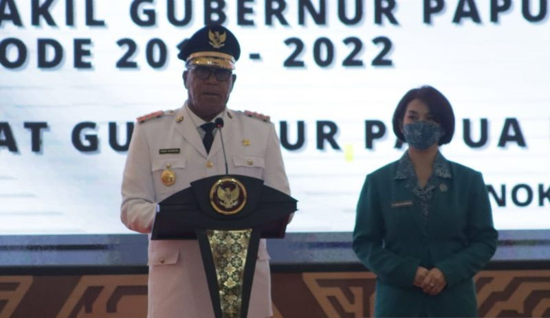 Penjabat Gubernur Papua Barat Paulus Waterpauw bersama isteri.